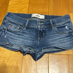 Too small for me now. Hollister shorts. Size 5/27. Worn once.